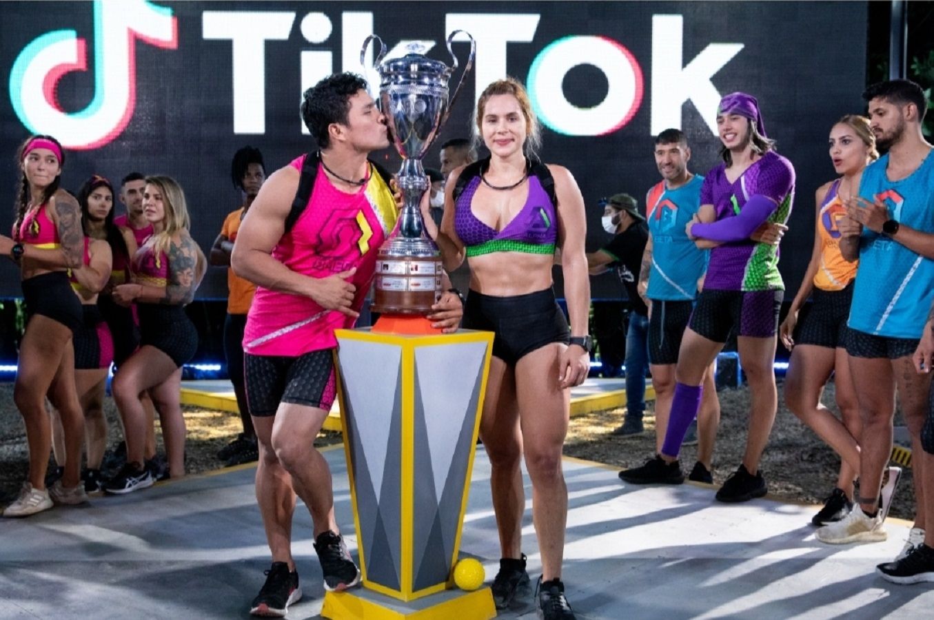 PAOLA Y GALO GANARON EL DESAFÍO - Hola Estereo